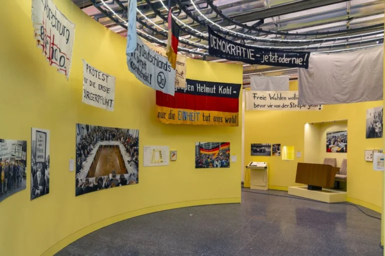 Noch Plätze frei für die Führung durch die neue Dauerausstellung im Haus der Geschichte am 27.05.2026